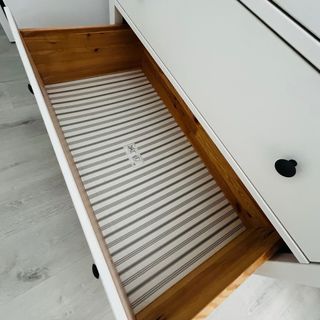 Cómoda blanca de madera con 3 cajones