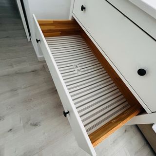 Cómoda blanca de madera con 3 cajones