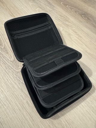 Nintendo 2DS Negra con juegos y funda.