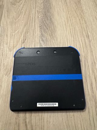 Nintendo 2DS Negra con juegos y funda.