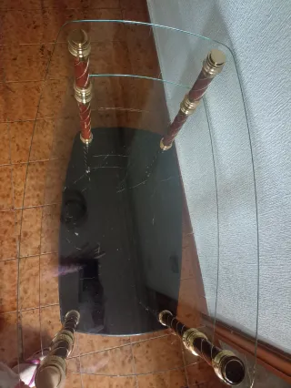 Mesa auxiliar cristal y madera dorada