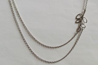 Gargantilla doble con hojas