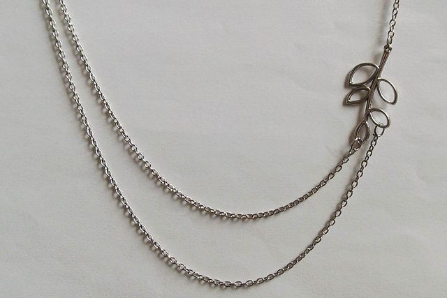 Gargantilla doble con hojas