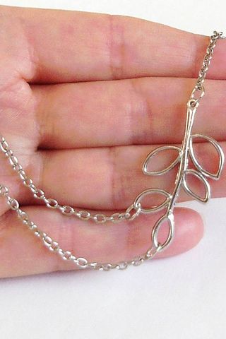 Gargantilla doble con hojas