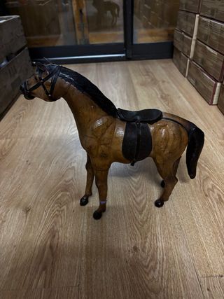 Escultura caballo cuero