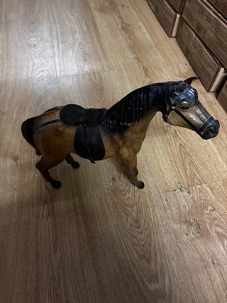 Escultura caballo cuero