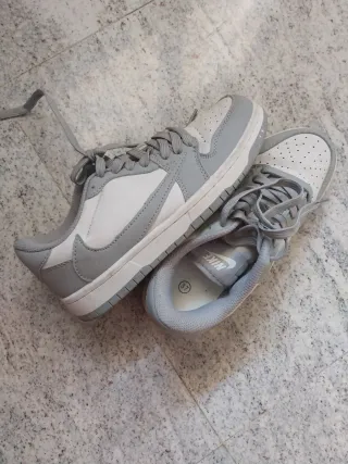 Deportivas Nike grises y blancas