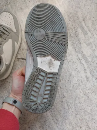 Deportivas Nike grises y blancas