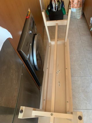 Mesa de cocina con taburetes y banqueta.