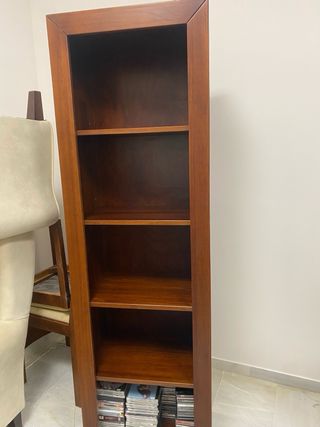 Estantería de madera marrón