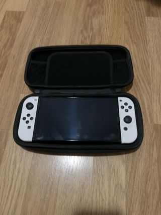 Nintendo Switch OLED Blanca y Negra.
