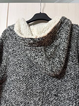 Chaqueta de punto con capucha y botones