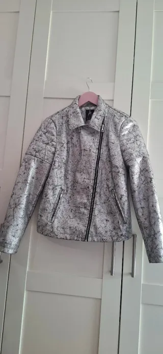 Cazadora Atmosphere plateada efecto piel