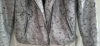 Cazadora Atmosphere plateada efecto piel