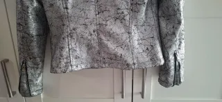 Cazadora Atmosphere plateada efecto piel