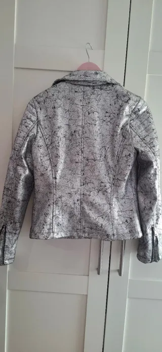 Cazadora Atmosphere plateada efecto piel