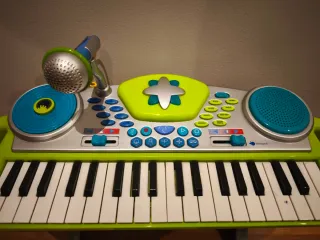 Teclado infantil con micrófono