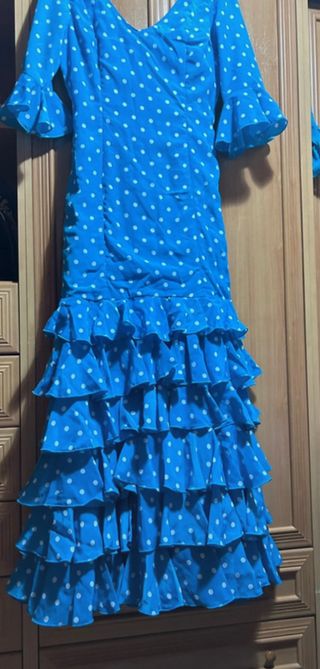 Vestido azul con lunares blancos
