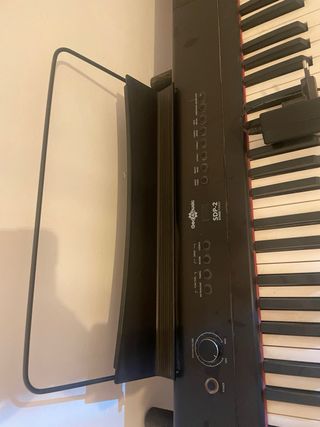 Piano eléctrico con soporte