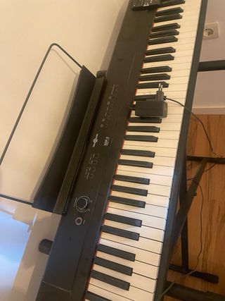 Piano eléctrico con soporte