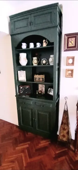 Mueble de madera maciza verde
