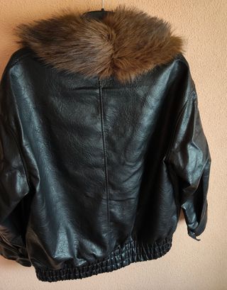 Cazadora negra con cuello de pelo