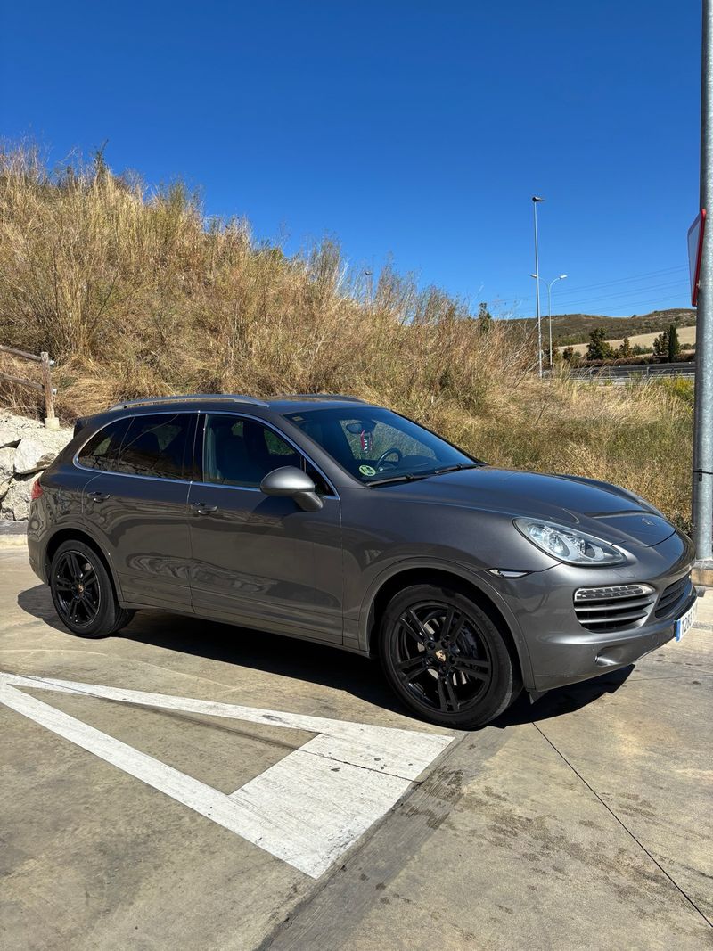 Porsche Cayenne 2011 - foto 1