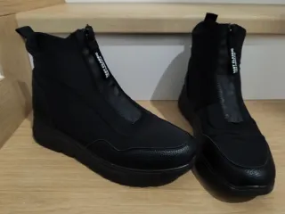 Botas negras con cremallera