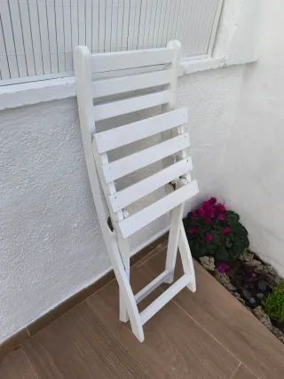 Silla plegable de madera blanca