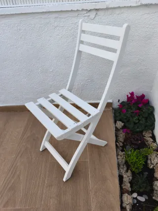 Silla plegable de madera blanca