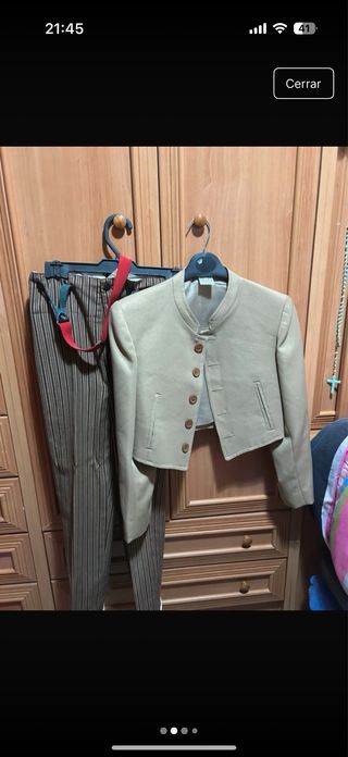 Chaquetilla y pantalón con fajín y tirantes