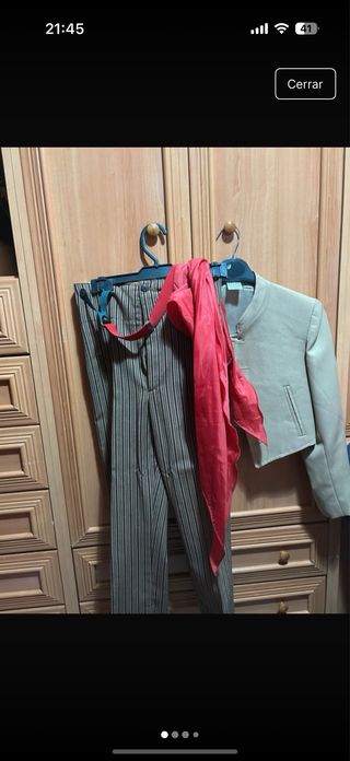 Chaquetilla y pantalón con fajín y tirantes