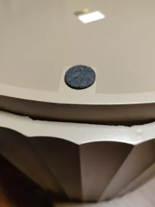 Mesa auxiliar redonda beige y marrón