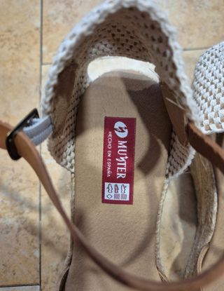 Cuñas de serraje con pulsera cuero