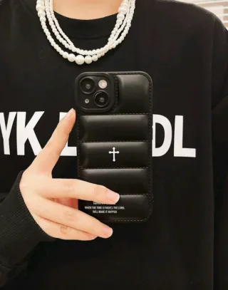 Funda iPhone 14 Pro Max acolchada con cruz