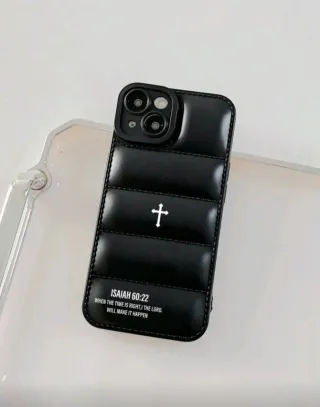 Funda iPhone 14 Pro Max acolchada con cruz
