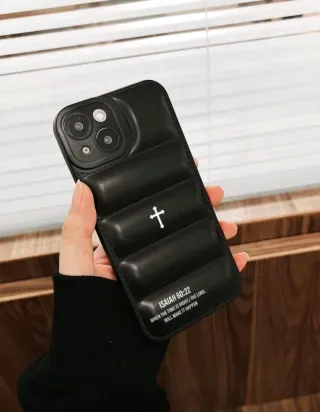 Funda iPhone 14 Pro Max acolchada con cruz