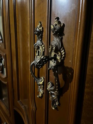 Mueble de salón antiguo con base de mármol