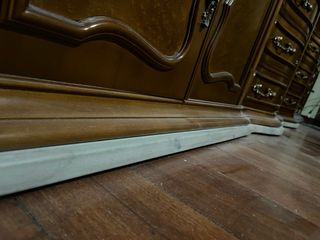 Mueble de salón antiguo con base de mármol