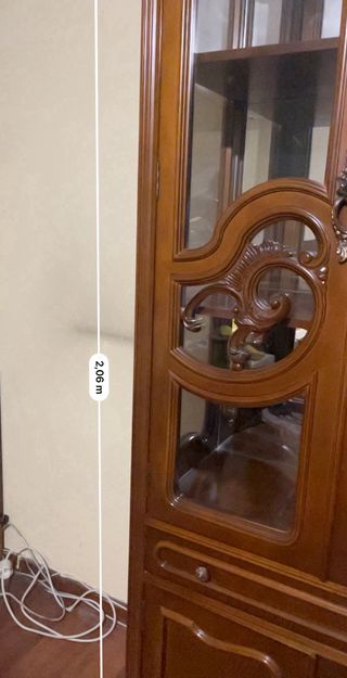 Mueble de salón antiguo con base de mármol