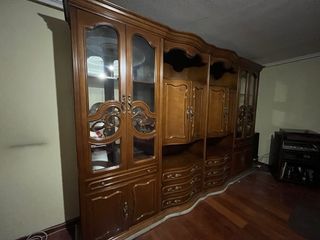 Mueble de salón antiguo con base de mármol