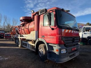 Camión cisterna rojo