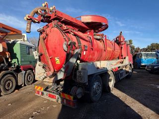 Camión cisterna rojo