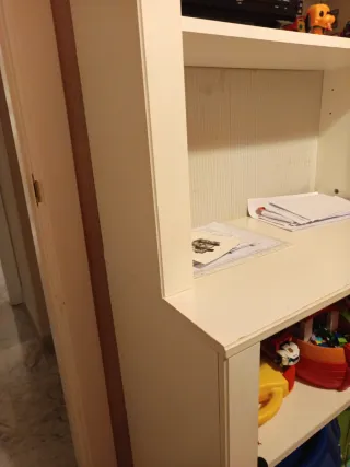 Cambiador y estantería blanca