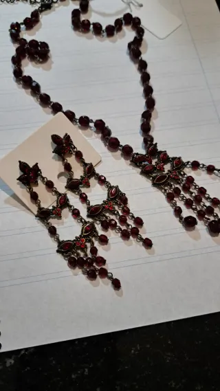 Conjunto collar y pendientes rojos