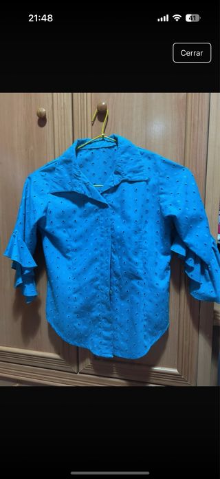 Camisa azul con volantes
