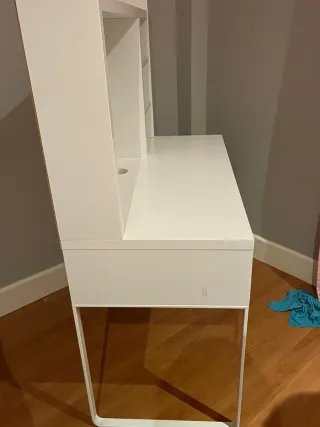 Escritorio blanco con estantes y cajones