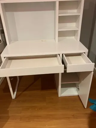 Escritorio blanco con estantes y cajones