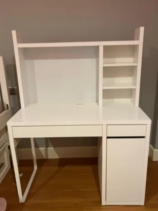 Escritorio blanco con estantes y cajones