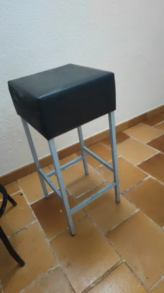 Lote 6 Taburetes alta negra y gris, y 6 sillas